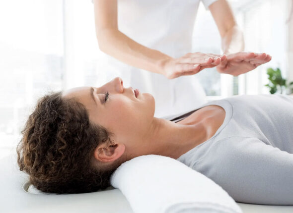 Woman having reiki treatment 590x430 - Miriam Ruiz Woman having reiki treatment 590x430 - Miriam Ruiz